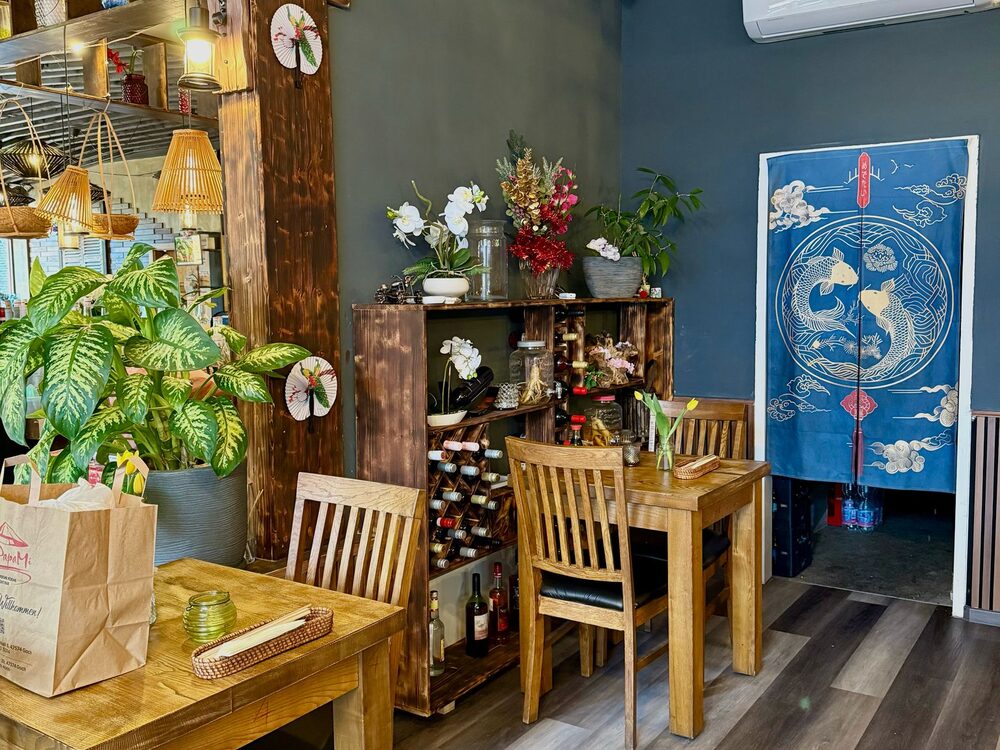 Gastraum in Weeze mit Holzmöbeln und blauem Wandbehang